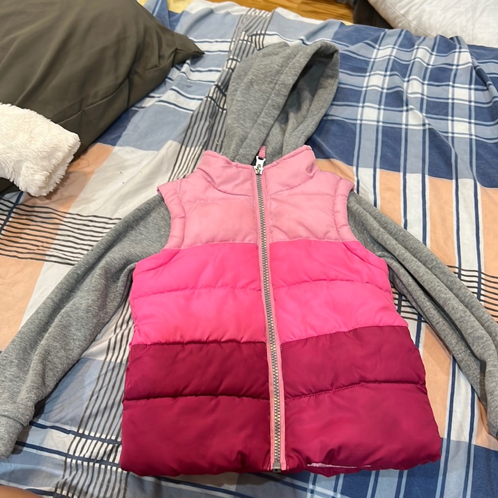 Hooded sweater vest. Size 3T. Worn a few times. The brand is  Pink platinum.